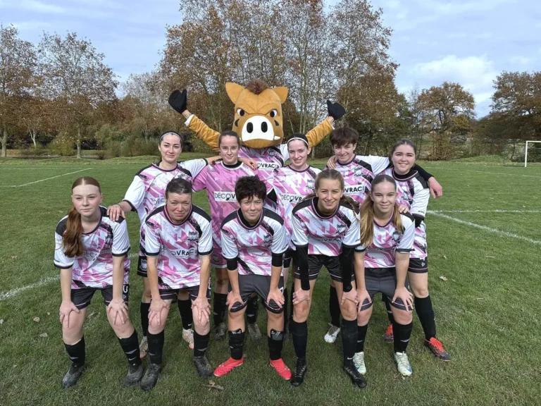 Équipe féminine de La Seiche FC avec la mascotte