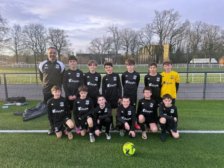 Équipe de jeunes de La Seiche FC sur le terrain
